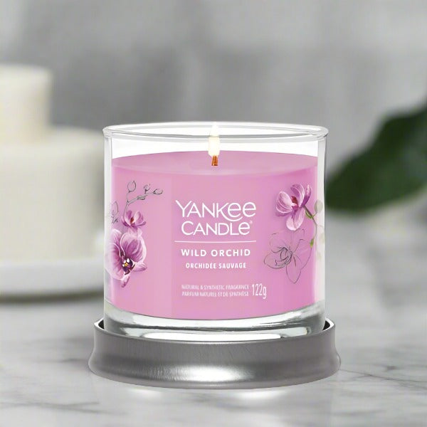 Yankee Candle Signature Small Tumbler 8 x 8 x 7 cm 122g Clean Cotton, Black Cherry, Midsummer Night, Lemon Lavender, Ocean Air, Bayside Cedar, Ice Berry Lemonade, Pink Sands, Amber and Sandalwood, Wild Orchid, Midnight Jasmine.